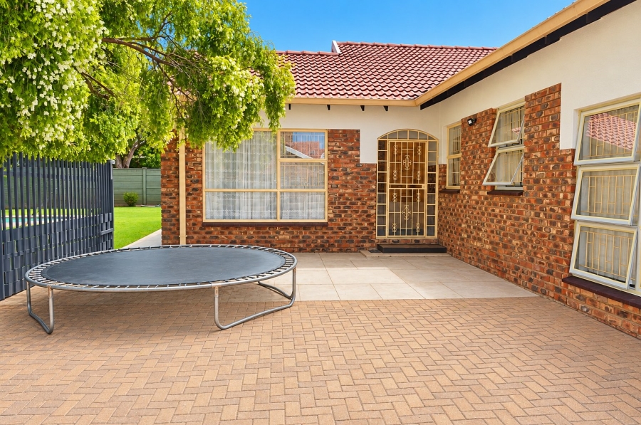 5 Bedroom Property for Sale in La Hoff North West
